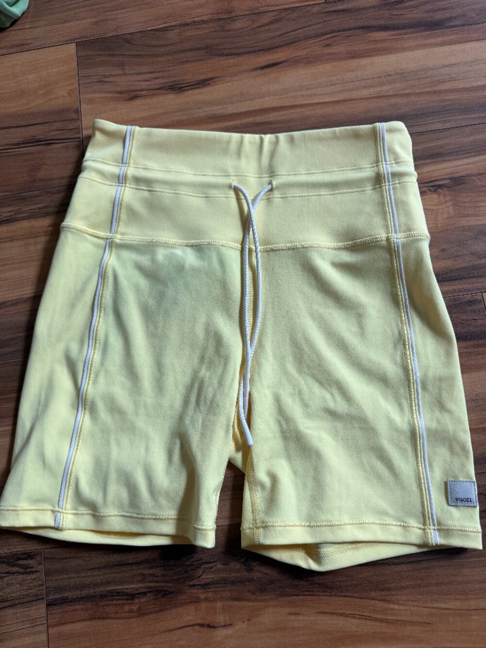 Vuori Daily Piped Short 5' Sunlight in the color Sunlight